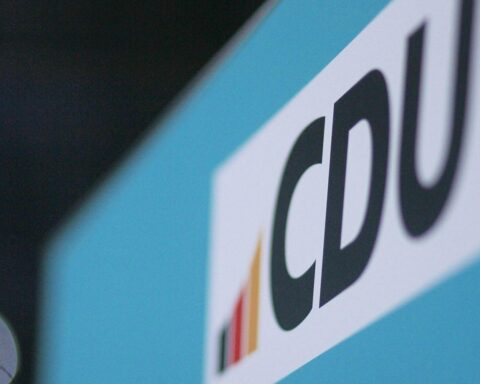 CDU-Logo vor Hintergrund einer Staatsreform-Diskussion, Symbol für Effizienz und Priorisierung.