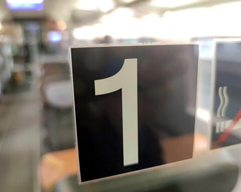 Familienfreundliche Bahnreise: Schwangere in der ersten Klasse, Wickelplätze und kostenlose Reservierungen.