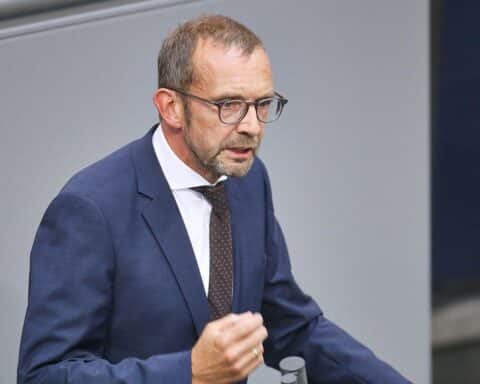 Thomas Röwekamp diskutiert europäische Atomwaffeninitiative, betont Technologie und Zusammenarbeit mit Partnern.