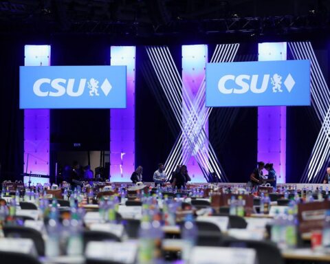 CSU-Logo, symbolisiert politische Haltung gegen Islamismus und für demokratische Werte, auf Parteitag.