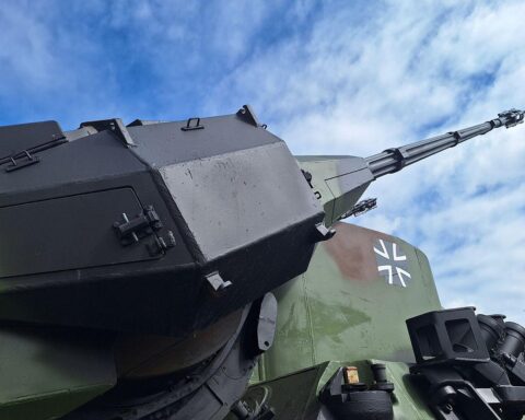 Flugabwehrkanonenpanzer Gepard vor innovativem Hintergrund, symbolisiert wehrtechnische Fortschritte in Bayern.