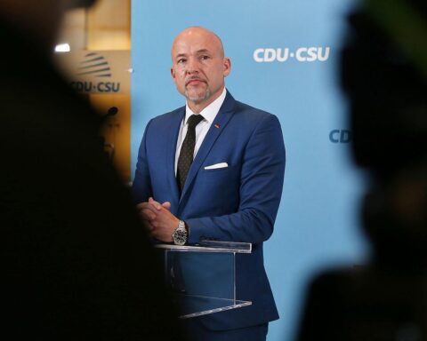 Alexander Hoffmann diskutiert völkerrechtliche Bewertung des US-Angriffs auf Venezuela, unterstützt Kanzler Merz.