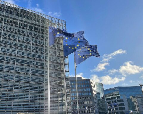 EU-Fahnen im Vordergrund, symbolisieren Ablehnung der CSU gegenüber dem Finanzrahmen der EU-Kommission.