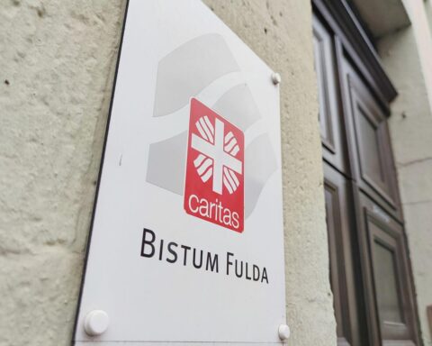 Eva Maria Welskop-Deffaa diskutiert gerechtere Bezahlung und Stärkung ziviler Dienste für Freiwillige.