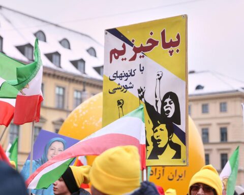 Protestierende Menschen in Berlin fordern Freiheit und Menschenrechte für den Iran.