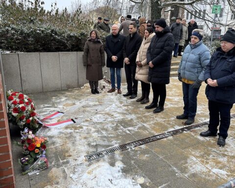 Cottbus gedenkt Holocaust-Opfern: Kränze an Synagoge, Oberbürgermeister und Jüdische Gemeinde vereint.