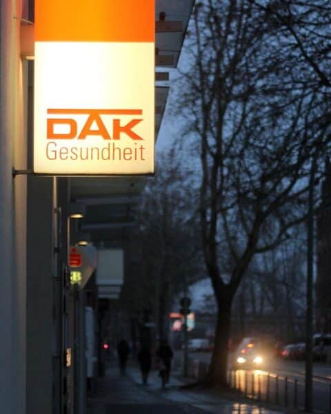 Krankheitsstatistik 2025: Hohe Fehltage in NRW, Ursachen und Lösungen im Fokus.