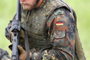 Bundeswehr-Soldat im Einsatz zur Unterstützung der Verteidigung Grönlands gegen potenzielle Bedrohungen.