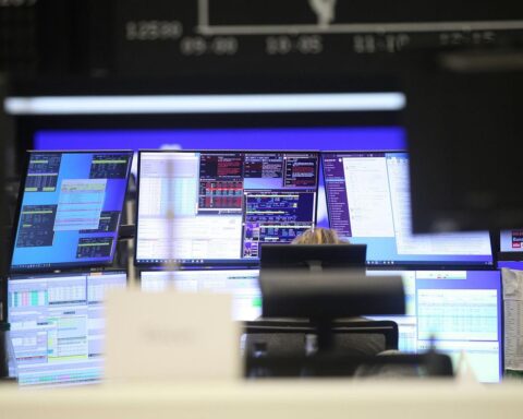 Frankfurter Börse mit Dax-Zahlen und Marktanalysten, beeinflusst von USA und China.