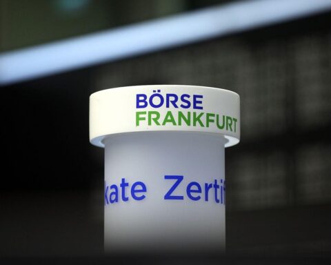 Dax-Chart mit fallenden Kursen, Euro/Dollar-Wechselkurs und Börsenplätzen in Frankfurt.