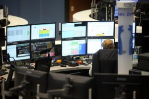 Frankfurter Börse mit Dax-Chart, fallenden Kursen und gedämpfter Anlegerstimmung im Handelsraum.