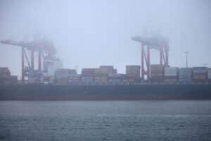Containerschiff in Wilhelmshaven symbolisiert sinkende Handelsbeziehungen zwischen Deutschland und den USA 2025.