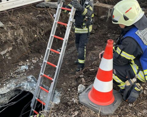 Feuerwehr untersucht geheimen Bunker mit Atemschutz und Messgeräten in Dinslaken.