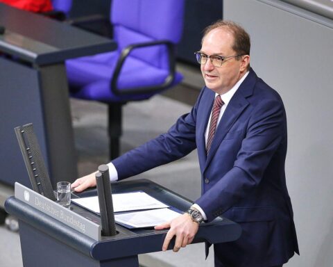 Alexander Dobrindt bei Pressekonferenz, Fokus auf Sicherheit und Schutz kritischer Infrastruktur.