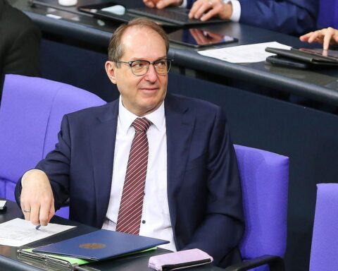 Alexander Dobrindt warnt vor Linksterrorismus und fordert Sicherheitspaket nach Stromanschlägen in Berlin.