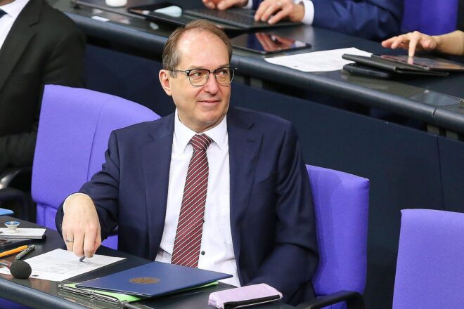 Dobrindt will nach Berliner Anschlag mehr Überwachungsbefugnisse