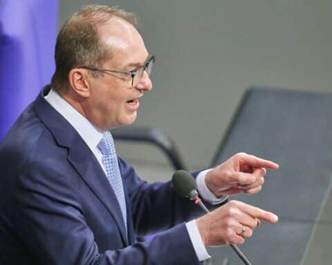 Bundesinnenminister Dobrindt kündigt offensive Cyberabwehrstrategien und verstärkte Geheimdienstbefugnisse an.