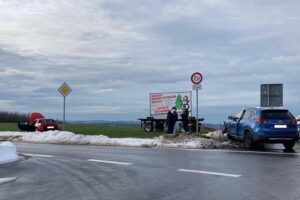 Unfall zwischen Smart und Nissan, drei leicht verletzte Personen, Polizei ermittelt.