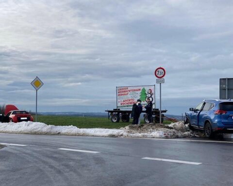 Unfall zwischen Smart und Nissan, drei leicht verletzte Personen, Polizei ermittelt.