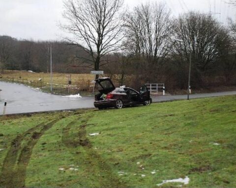 Fluchtauto mit Polizeiauto, gestohlener Mercedes, Verfolgungsjagd, Verkehrsschild, Drogenfund und Festnahme.