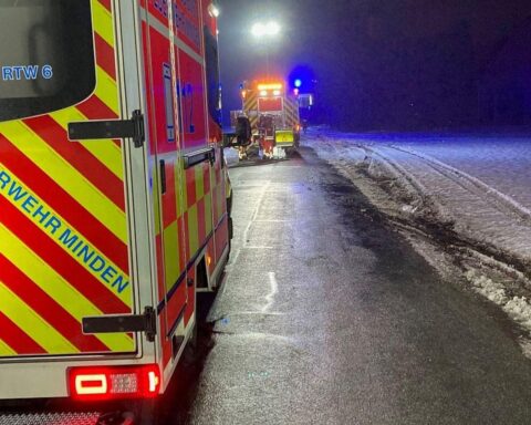 Einsatzfahrzeuge der Feuerwehr und Rettungsdienste am Unfallort in Minden, verletzte Personen versorgt.