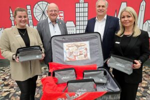 Bürgermeister und Sparkassenvertreter präsentieren Kulturtaschen zur Würdigung ehrenamtlichen Engagements in Düren.