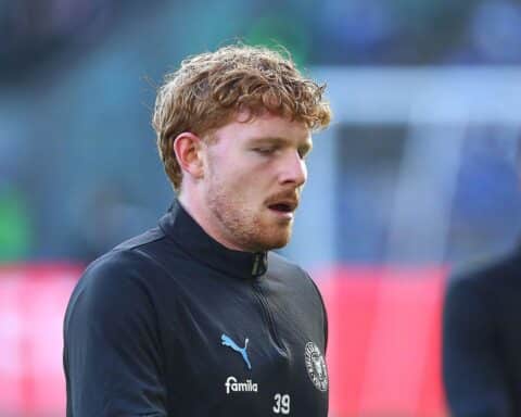 Robert Wagner in Dynamo Dresden Trikot, feiert seinen Wechsel von SC Freiburg.