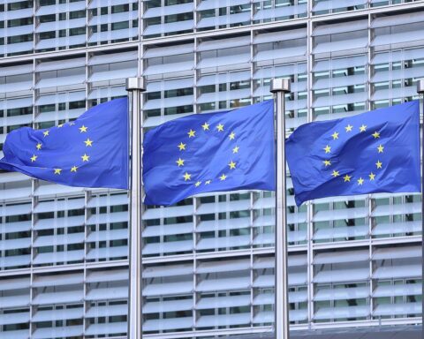 EU-Fahnen symbolisieren den Anstieg venezolanischer Flüchtlinge, die Schutz in Europa suchen.