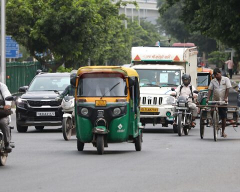 Straßenszene in Neu-Delhi, symbolisiert wachsendes Handelsinteresse zwischen Deutschland und Indien.
