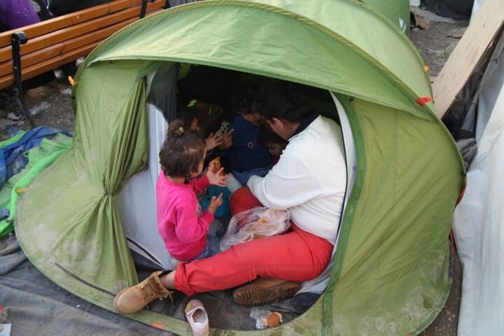 Flüchtlinge auf Balkanroute: Menschenmengen, Übergänge, Hoffnung und Herausforderungen.