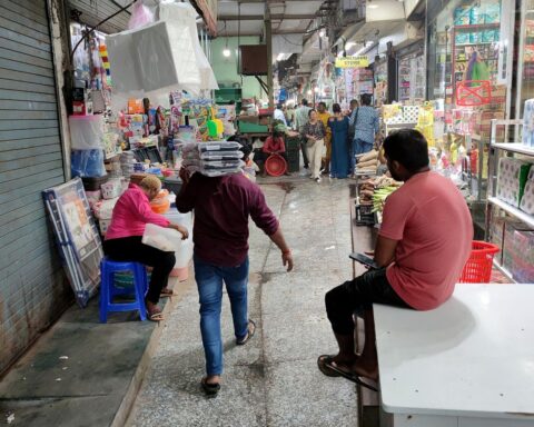 Markt in Neu-Delhi mit frischen Lebensmitteln, symbolisiert den Handel zwischen EU und Indien.