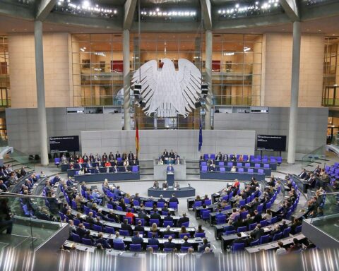 Bundestagssitzung mit Abgeordneten, Diskussion über Gesetze gegen Spionage und Terrorismus.