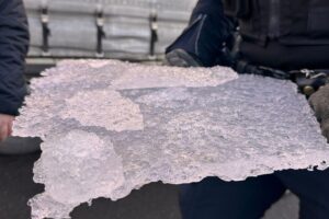 Eisplatten fallen von Lastwagen auf Autobahn, verursachen Unfälle und erfordern Polizeikontrollen.