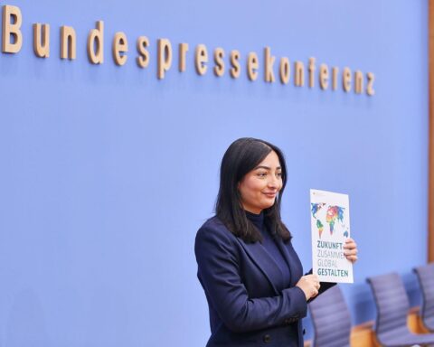 Reem Alabali Radovan präsentiert neue Entwicklungsstrategie, die kritisiertes geopolitisches Instrument hervorhebt.