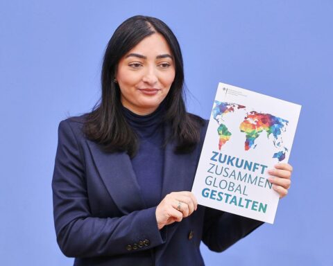 Reem Alabali Radovan erläutert Entwicklungsreform und Etat-Kürzungen in Berlin.