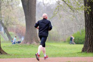 Jogger in der Natur, symbolisiert steigendes Interesse an Fitness und gesundem Lebensstil.