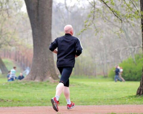 Jogger in der Natur, symbolisiert steigendes Interesse an Fitness und gesundem Lebensstil.