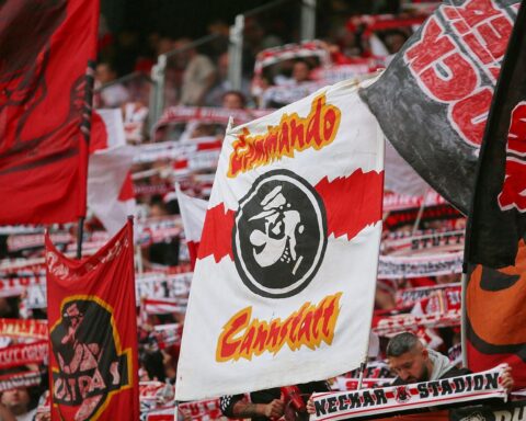 VfB Stuttgart-Fans feiern vor dem Auswärtsspiel gegen Celtic Glasgow in deren Stadion.