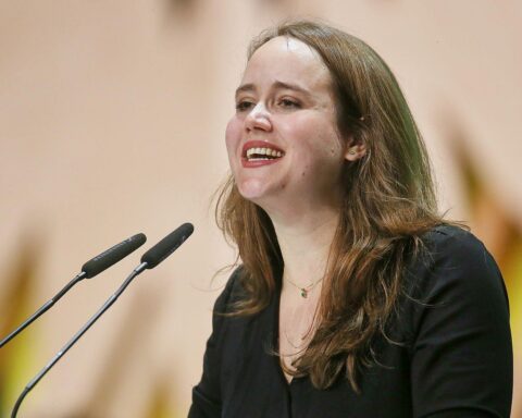 Ricarda Lang in nachdenklicher Pose, symbolisiert ihren Rückzug und die Reflexion über ihre Zukunft.