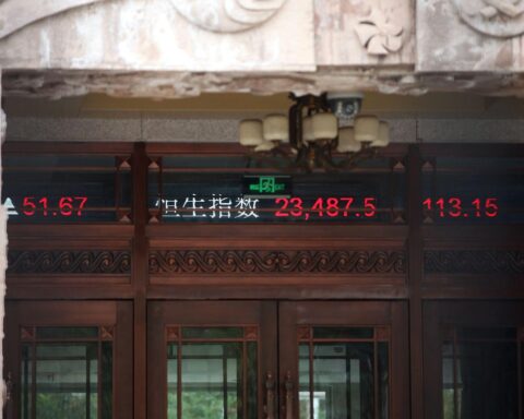 Chinesische Börsenkurse auf Laufband, symbolisieren wirtschaftliche Unsicherheit und trügerische Stabilität in China.