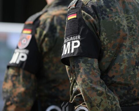 Feldjäger in Uniform patrouillieren, symbolisieren europäische Sicherheitsanstrengungen und militärische Unabhängigkeit.