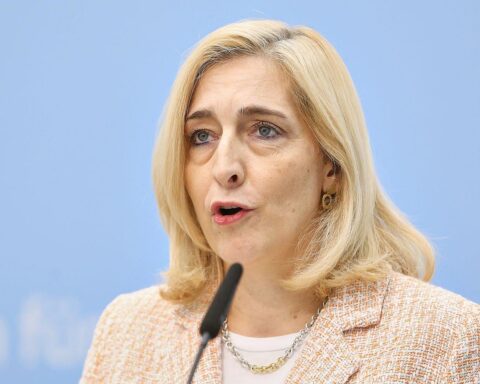 Nina Warken warnt vor Gesundheitsrisiken durch Kältewelle und Schneefälle in Berlin.