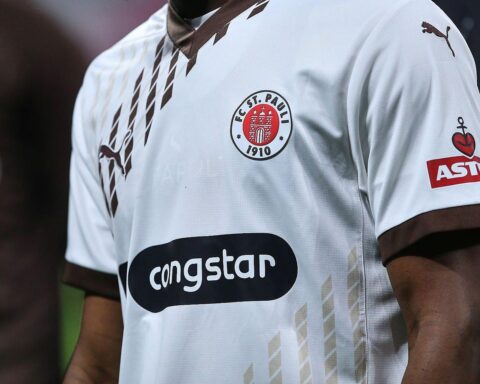 FC St. Pauli feiert den Neuzugang Taichi Hara mit Spielszene und Teamgeist.