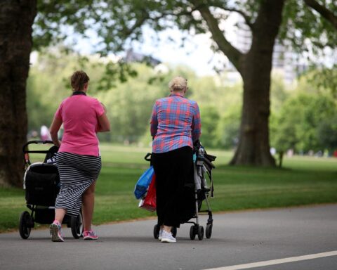 Frauen mit Kleinkindern, die sich um die Bedeutung von Frauenmilchbanken kümmern.