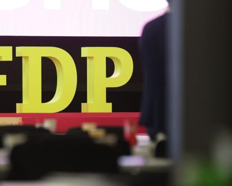 FDP-Logo mit Fokus auf Bildung, Deutschkenntnisse und Herausforderungen für Polizeibewerber in Berlin.