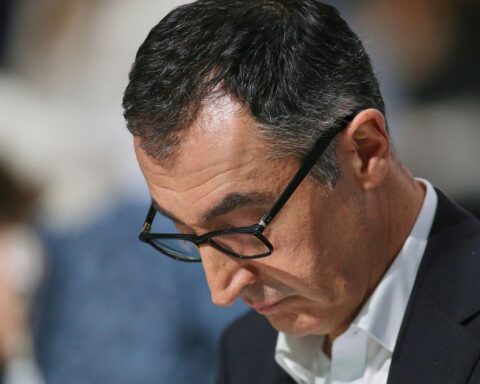 Cem Özdemir steht im Mittelpunkt politischer Debatten über Wildtiermanagement und Landwirtschaftsschutz in Baden-Württemberg.