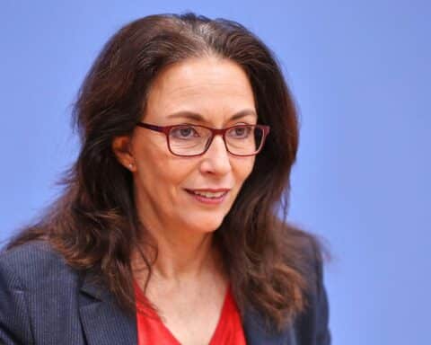 Yasmin Fahimi spricht über Sozialstaatsreformen und deren Unterstützung durch Gewerkschaften in Berlin.