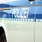 Polizeistreife untersucht den Vorfall nach Sprengstoffanschlag in ICE, Ermittlungen laufen.