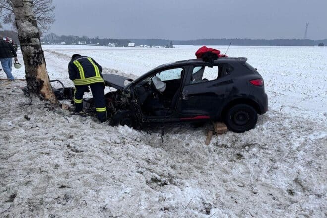 Fahrerin nach Baumunfall bei Bergen aus Auto befreit