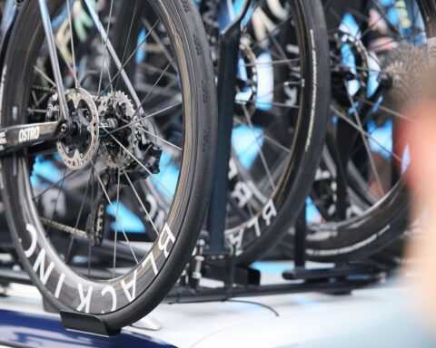 Fahrräder in einer Stadtansicht, symbolisieren die Herausforderungen der Fahrradindustrie.